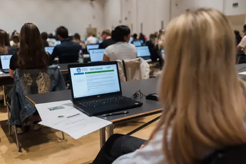 Beim Aufnahmetest für einen Medizinstudienplatz in Bozen: Von insgesamt 347 Teilnehmenden haben 283 den Test geschafft. (Foto: LPA/Patrizia Corriero)