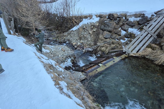 Wassernutzungen werden durch Konzessionen geregelt, in denen festgelegt wird, wie hoch die Mindestwasserführung in den Fließgewässern sein muss. Die Forstbehörde führt die Kontrollen durch. Von den Experten des Landesamtes für Hydrologie und Stauanlagen haben sie das dafür nötige Messverfahren erlernt. (Foto: LPA/Landesamt für Hydrologie und Stauanlagen)