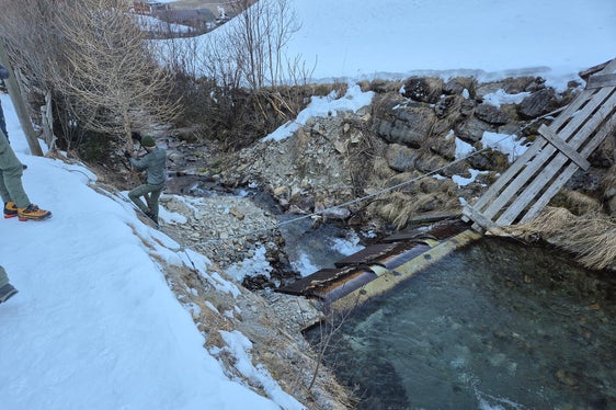 L'utilizzo dell'acqua è regolato dalle concessioni, che stabiliscono il deflusso minimo nei corsi d'acqua. I membri del Corpo Forestale, i quali si devono occupare delle ispezioni, hanno appreso la procedura di rilevazione necessaria dagli esperti dell'Ufficio Idrologia e dighe. (Foto: USP/Ufficio Idrologia e dighe)