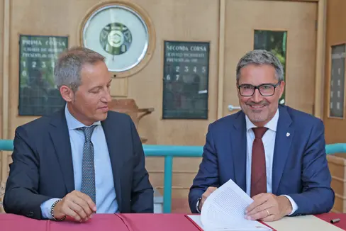 Il presidente della Provincia Arno Kompatscher e il sindaco di Merano Dario Dal Medico hanno firmato a Merano l'accordo che dà il via al finanziamento per la riqualificazione dell'ippodromo di Maia (Foto: Comune di Merano/Stefano Bolognesi)