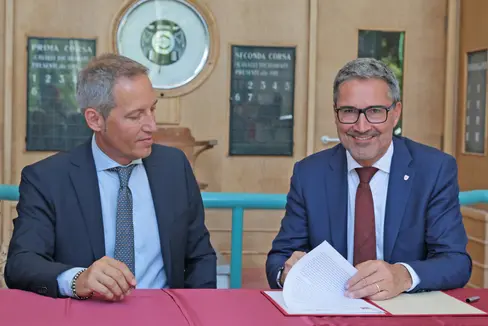 Landeshauptmann Arno Kompatscher und der Meraner Bürgermeister Dario Dal Medico haben in Meran die Vereinbarung unterzeichnet, die die Finanzierung der Aufwertung des Pferderennplatzes in Meran einleitet. (Foto: Gemeinde Meran/Stefano Bolognesi)