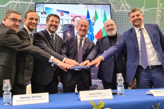 Gemeinsam für die Logistik der Zukunft (v.l.): LH Fugatti (Trentino), Präsident Fedriga (Friaul-Julisch Venetien), Minister Salvini, Präs. Zaia (Venetien), Präs. Bonaccini (Emilia-Romagna), Präs. Fontana (Lombardei, zugeschaltet) und LR Alfreider (Südtirol). (Foto: Presseamt Region Trentino-Südtirol/Davide Cordua)