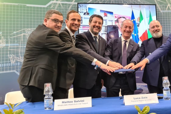Fugatti (Trentino), Fedriga (Friuli-Venezia Giulia), il ministro Salvini, Zaia (Veneto), Bonaccini (Emilia-Romagna), Fontana (Lombardia, collegato da remoto) e Alfreider (Alto Adige) uniscono le forze per la logistica del futuro (Foto: Ufficio stampa Regione Trentino-Alto Adige/Davide Cordua)