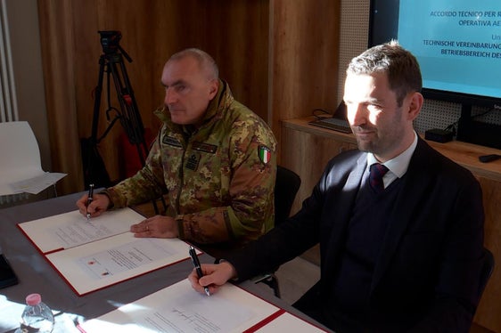 General Giancarlo Gambardella (l.) und Abteilungsdirektor Martin Vallazza bei der Unterzeichnung des Abkommens für den Bahnhof St. Jakob (Foto: LPA/GNews)