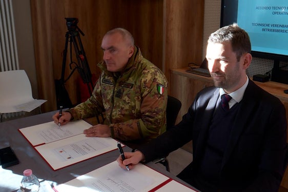 Il direttore della Direzione dei Lavori e del Demanio Gen. Isp. Giancarlo Gambardella, e il capo Dipartimento, Martin Vallazza, firmano il nuovo accordo tra Ministero della Difesa, Agenzia del Demanio e Provincia autonoma di Bolzano (Foto: ASP/Gnews)