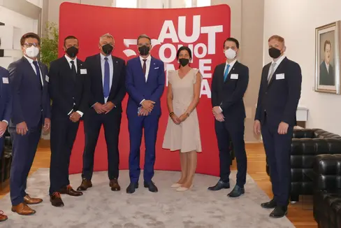La delegazione bavarese posa insieme al Presidente Arno Kompatscher e al Direttore generale della Provincia Alexander Steiner (quarto da sx). (Foto: LPA/Heidi Reinstadler)