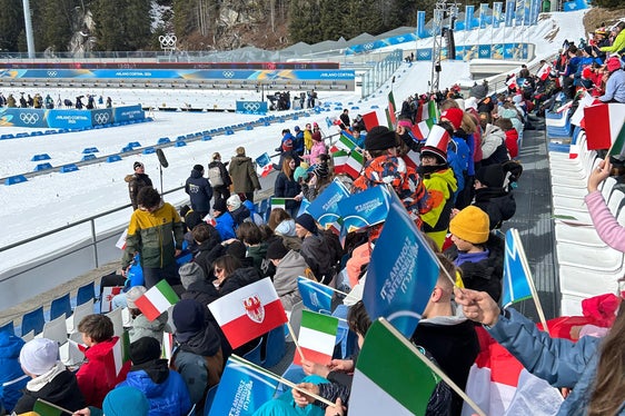 Vivere l'emozione del biathlon direttamente nella Südtirol Arena Alto Adige di Anterselva durante i Giochi olimpici invernali 2026: un sogno diventato realtà per 1400 studenti altoatesini grazie ad un'iniziativa nazionale che ha coinvolto la Provincia autonoma di Bolzano. (Foto: USP)