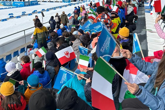 Vivere l'emozione del biathlon direttamente nella Südtirol Arena Alto Adige di Anterselva durante i Giochi olimpici invernali 2026: un sogno diventato realtà per 1400 studenti altoatesini grazie ad un'iniziativa nazionale che ha coinvolto la Provincia autonoma di Bolzano. (Foto: USP)