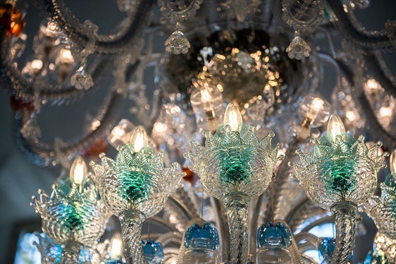 Das Lichtobjekt WaltRose hat Manfred Alois Mayr aus einem zerbrochenen Lüster des Palais Rottenbuch geschaffen. (Foto: LPA/Claudia Corrent)