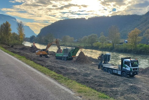 Das Ufer der Etsch bei Pfatten wird abgesenkt und neu gestaltet. (Foto: LPA/Landesamt für Wildbach- und Lawinenverbauung Süd)