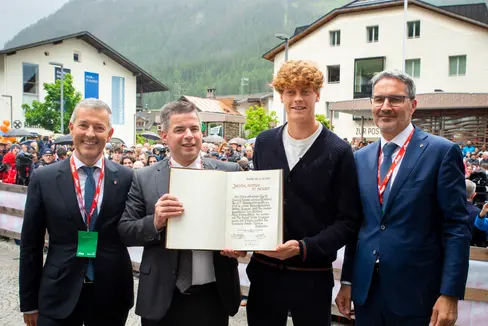 Jannik Sinner hat sich heute (11. Juni) im Beisein von Bürgermeister Thomas Summerer (2.v.l.), Landeshauptmann Kompatscher (1.v.r.) und Landesrat Peter Brunner (1.v.l.) ins Goldene Buch der Gemeinde Sexten eingetragen. (Foto: LPA/Fabio Brucculeri)