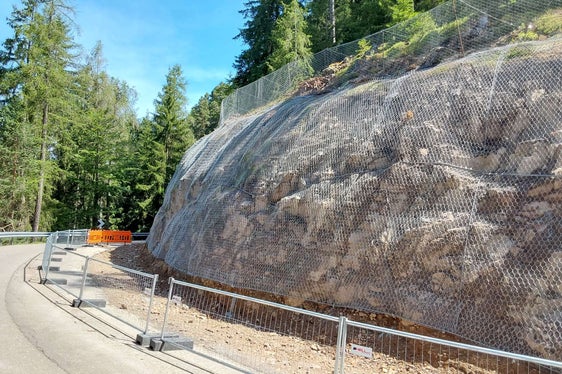 Um die Sicherheit der Verkehrsteilnehmer zu erhöhen, werden Eingriffe zum Steinschlagschutz gemacht. (Foto: LPA/ Jörg Seehauser)
