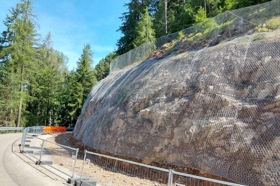 Garantire la sicurezza degli utenti della strada è una priorità assoluta e a tal fine è stato necessario eseguire ulteriori lavori di stabilizzazione del pendio, spiega l'assessore provinciale Daniel Alfreider (Foto: ASP/Jörg Seehauser)