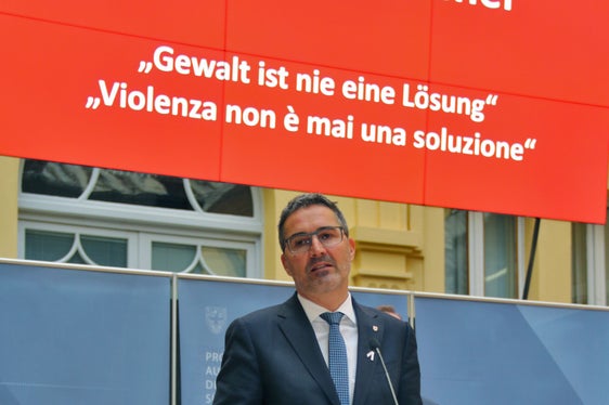 „Jeder Tag muss ein Tag gegen Gewalt an Frauen sein“, sagte Landeshauptmann Kompatscher. (Foto: LPA/Carmen Kollmann)