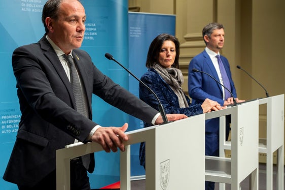 Tre progetti per la tutela della qualità dell'aria saranno finanziati al 100% con fondi statali, ha dichiarato oggi l'assessore provinciale Giuliano Vettorato (nella foto a sinistra) durante la conferenza stampa congiunta con il viceministro Vannia Gava e l'assessore provinciale Daniel Alfreider (Foto: ASP/Fabio Brucculeri)