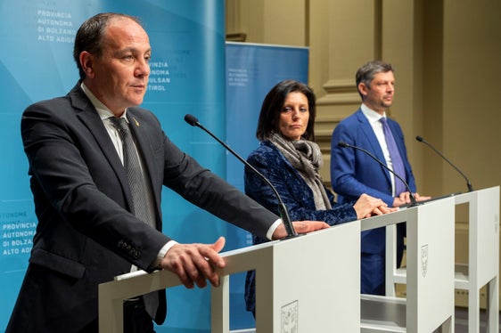 Drei Projekte zum Schutz der Luftqualität werden zu 100 Prozent mit staatlichen Geldern finanziert, sagte (v. l.) Landesrat Vettorato bei der Pressekonferenz mit Staatssekretärin Gava und Landesrat Alfreider. (Foto: LPA/Fabio Brucculeri)