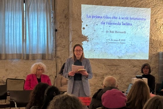 Bei der Veranstaltung Intreciades³ stand die Rolle der Frau und ihre Bedeutung im Kunstbereich im Mittelpunkt, im Bild Nadia Rungger (Foto: LPA/Direktion Ladinische Bildung und Kultur)