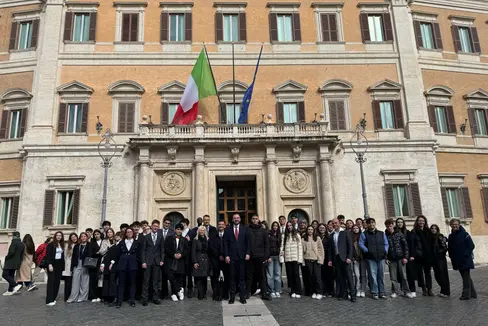 Eine Schülerdelegation aus Bozen hat in Begleitung von Landesrat Marco Galateo den Sitz der Abgeordnetenkammer besichtigt. (Foto: LPA)