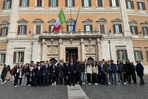 La delegazione di studenti delle scuole italiane davanti Montecitorio insieme al vicepresidente Marco Galateo (in foto, al centro). (Foto: USP)