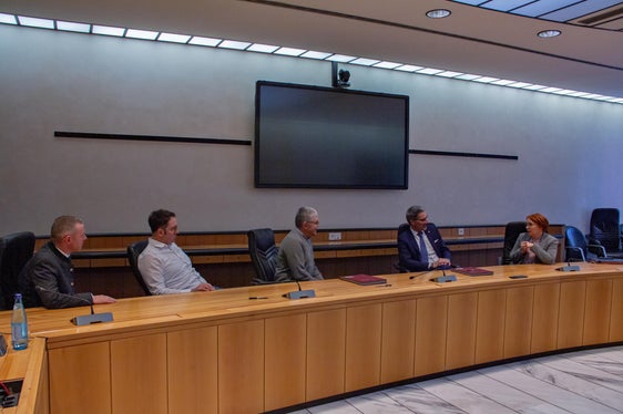 Die heutige Vertragsunterzeichnung im Landhaus 1 in Bozen: (v.r.) Landesanwältin Alexandra Roilo, Landeshauptmann Arno Kompatscher, die DAV-Landhut-Vorsitzenden Bernhard Tschochner und Maximilian Weh sowie der Euregio-Generalsekretär Christoph von Ach (Foto: LPA/Greta Stuefer)