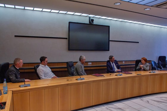 L'edificio sarà ricostruito sullo stesso sito come un'unica unità funzionale indivisibile. Il confine nazionale che attraversa l'edificio rimarrà visibile, il che è una curiosità in tutta Europa. Il nuovo Rifugio Europa sarà un esempio di cooperazione transfrontaliera nello spirito europeo, ha spiegato il presidente della Provincia. (Foto: ASP/Greta Stuefer)