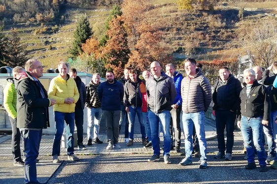 Landesrat Vettorato (ganz l.) beim Besuch der Kläranlage Brixen: In den vergangenen 30 Jahren hat das Land Südtirol über eine Milliarde Euro in die Errichtung eines effizienten Kläranlagen- und Kanalisationsnetzes investiert. (Foto: Landesagentur für Umwelt und Klimaschutz/Nadia Franzoi)