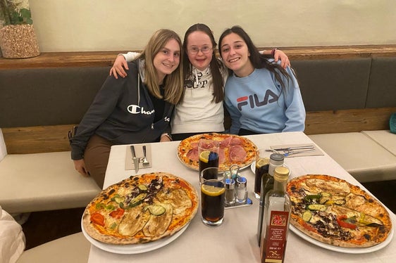 Gemeinsam Pizza essen war Teil des Projekts Hond-in-Hond, Freizeit mitanond. (Foto: LPA/Deutsche Bildungsdirektion)