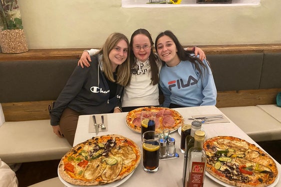 Gemeinsam Pizza essen war Teil des Projekts Hond-in-Hond, Freizeit mitanond. (Foto: LPA/Deutsche Bildungsdirektion)