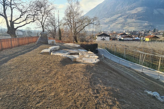 Auf diesem Damm gestaltet die Klasse 4C des Realgymnasiums Albert Einstein Meran mit ihrem Lehrer Thomas Spitaler eine Naherholungszone für die Bevölkerung, der Auftakt zur Umsetzung des Projektes erfolgt am Mittwoch, dem 1. März, um 11 Uhr. (Foto: LPA/Landesamt für Wildbach- und Lawinenverbauung West)