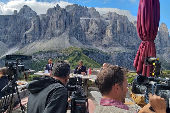#prömtëmp-Gespräch von LR Alfreider mit den ladinischen Medien. (Foto: LPA/Angelika Schrott)