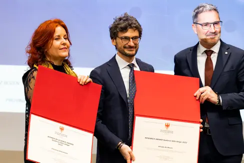Il presidente della Provincia Arno Kompatscher (a destra) ha consegnato oggi il premio Women in Science a Christina Antenhofer (a sinistra) e il premio Research Award ad Alfredo De Massis (in mezzo). (Foto: ASP/Manuela Tessaro)