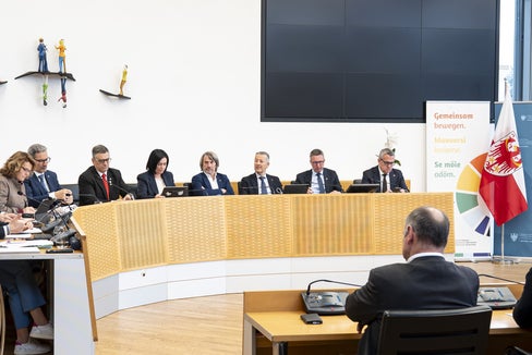 Nel corso della seduta straordinaria della Giunta provinciale a Brunico, l'assessore provinciale alle Opere pubbliche Christian Bianchi (nella foto il primo da destra) ha presentato i numerosi progetti già avviati o previsti sul territorio. (Foto: USP/Fabio Brucculeri)