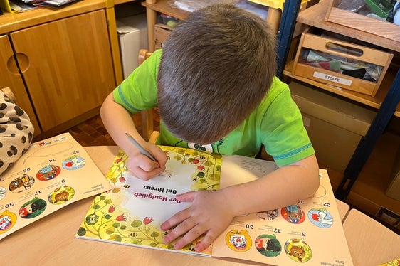 Trasmettere la valorizzazione di ogni lingua e allo stesso tempo favorire un approccio motivante e giocoso al tedesco come lingua di apprendimento: questo è l'obiettivo della rivista bilingue illustrata Papperlapapp, secondo la Direzione provinciale Scuole dell'infanzia in lingua tedesca. (Foto: USP/Direzione provinciale Scuole dell'infanzia in lingua tedesca)