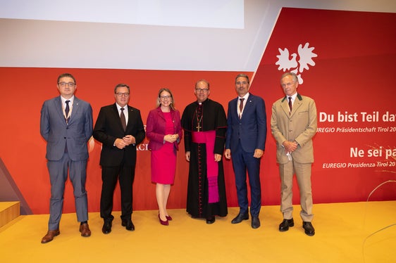 Feierten 10 Jahre Euregio in Alpbach: (v.l.) LH Fugatti, LH Platter, Bundesministerin für Wirtschaft und Digitalisierung Margarete Schrammböck, Bischof Hermann Glettler, LH Kompatscher, Forum-Alpbach-Präsident Andreas Treichl (Foto: Land Tirol/Sedlak)