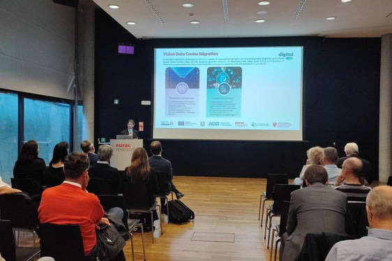 Über die Migration der Daten der öffentlichen Verwaltung in eine einheitliches Datenzentrum berichtete Fachmann Gaetano Correnti. (Foto: LPA/Ursula Pirchstaller)