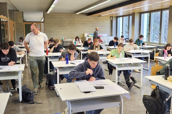 Der Landeswettbewerb der Chemieolympiade 2025 wurde heuer zum 25. Mal in Südtirol ausgetragen; das Bild entstand während des Theoriewettbewerbs. (Foto: LPA/Stefan Pilser)