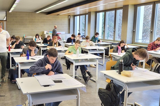 Der Landeswettbewerb der Chemieolympiade 2025 wurde heuer zum 25. Mal in Südtirol ausgetragen; das Bild entstand während des Theoriewettbewerbs. (Foto: LPA/Stefan Pilser)