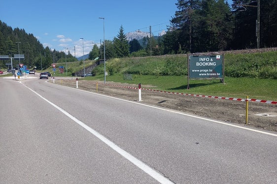 Der Straßendienst hat an der Staatsstraße im Pustertal bei der Einfahrt ins Pragser Tal und zum Pragser Wildsee weitere Arbeiten für eine bessere Verkehrsführung abgewickelt. (Foto: LPA/Straßendienst Pustertal)