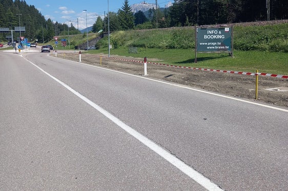 Il Servizio strade ha effettuato ulteriori lavori sulla strada statale della Val Pusteria all'ingresso della Valle e del lago di Braies per migliorare la viabilità. (Foto: ASP/Servizio strade Val Pusteria)