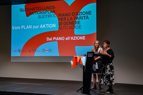 La presidente della Commissione, Ulrike Oberhammer, e la vicepresidente Donatella Califano nel corso della presentazione odierna (Foto: ASP/Greta Stuefer)