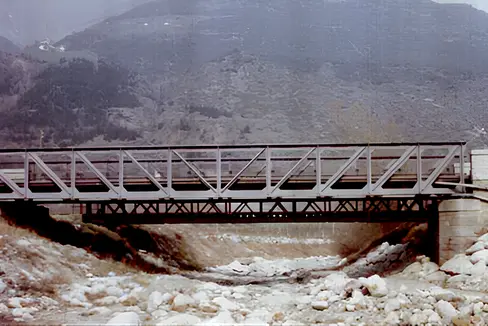 Die aus dem Jahr 1906 stammende Brücke über die Plima in Latsch lässt keine angemessenen Sanierungsarbeiten zu, sodass eine vollständige Erneuerung des Bauwerks erforderlich ist. (Foto: LPA/Brückendienst des Landes)
