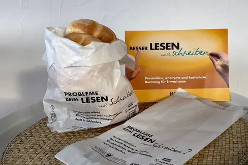 Rund um den Weltbildungstag am 24. Jänner verkaufen die Obervinschger Bäckereien ihre Ware in eigenen Brotsäckchen mit der Aufschrift: Probleme beim Lesen und Schreiben? Du bist nicht allein. Das betrifft fast jede 10. Person. Wir unterstützen. Anonym, kostenlos. (Foto: LPA/Landesamt für Weiterbildung)