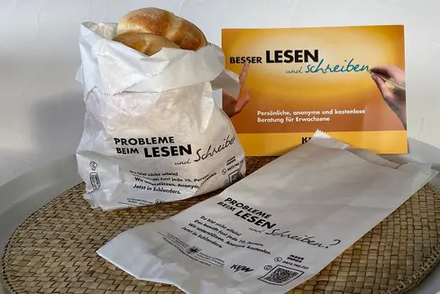 Rund um den Weltbildungstag am 24. Jänner verkaufen die Obervinschger Bäckereien ihre Ware in eigenen Brotsäckchen mit der Aufschrift: Probleme beim Lesen und Schreiben? Du bist nicht allein. Das betrifft fast jede 10. Person. Wir unterstützen. Anonym, kostenlos. (Foto: LPA/Landesamt für Weiterbildung)