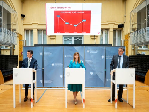 L sëurantendënt Vincenzo Gulotta y i diretëures scolastics provinziei Sigrun Falkensteiner y Heinrich Videsott ti à dat na udleda de reviers ai numeri dl ann de scola 2024/2025 che ie iusta tl lëur de finé via. (Foto: USP/Fabio Brucculeri)