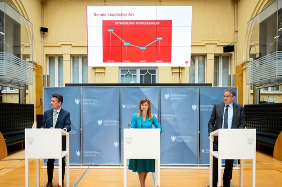 Il sovrintendente scolastico Vincenzo Gulotta, la direttrice provinciale delle scuole tedesche Sigrun Falkensteiner e il direttore dell'Intendenza scolastica ladina Heinrich Videsott hanno presentato una panoramica dei dati relativi all'anno scolastico 2024/25. (Foto: USP/Fabio Brucculeri)