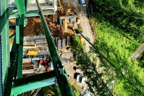 Il montaggio del ripetitore RAS nel nuovo sito di Racines (Foto: ASP/RAS)