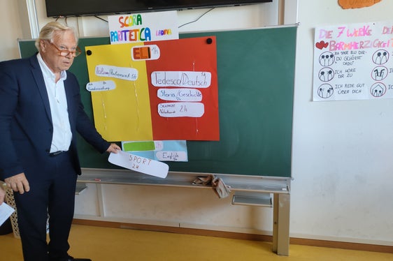 La FUEN è la più grande organizzazione ombrello delle minoranze nazionali autoctone. Nella foto, il vicepresidente del FUEN Bahne Bahnsen durante la riunione del gruppo di lavoro a San Vigilio di Marebbe. (Foto: USP/Direzione Istruzione, Formazione e Cultura ladina)