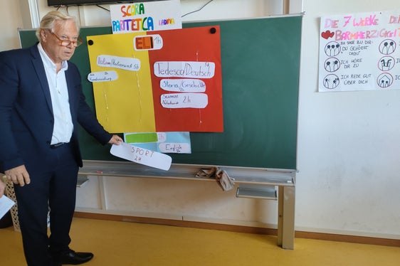 La FUEN è la più grande organizzazione ombrello delle minoranze nazionali autoctone. Nella foto, il vicepresidente del FUEN Bahne Bahnsen durante la riunione del gruppo di lavoro a San Vigilio di Marebbe. (Foto: USP/Direzione Istruzione, Formazione e Cultura ladina)