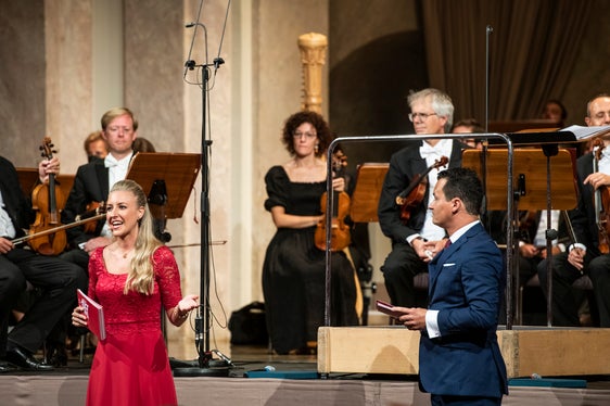Führten durch den Festakt zum Tag der Autonomie: (v.l.) Karin Gschnitzer und Andrè Comploi. (Foto: LPA/Ivo Corrá)