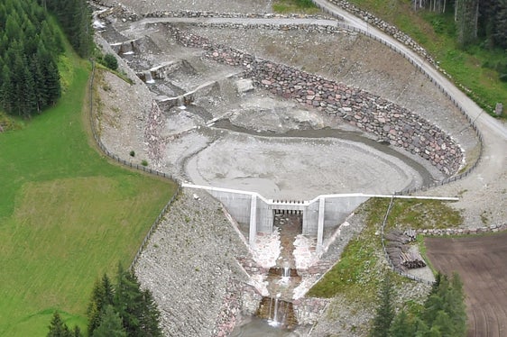 Aktueller Blick auf das Rückhaltebecken mit Kammsperre im Großbergbach (Foto: LPA/Landeswarnzentrum in der Agentur für Bevölkerungsschutz)